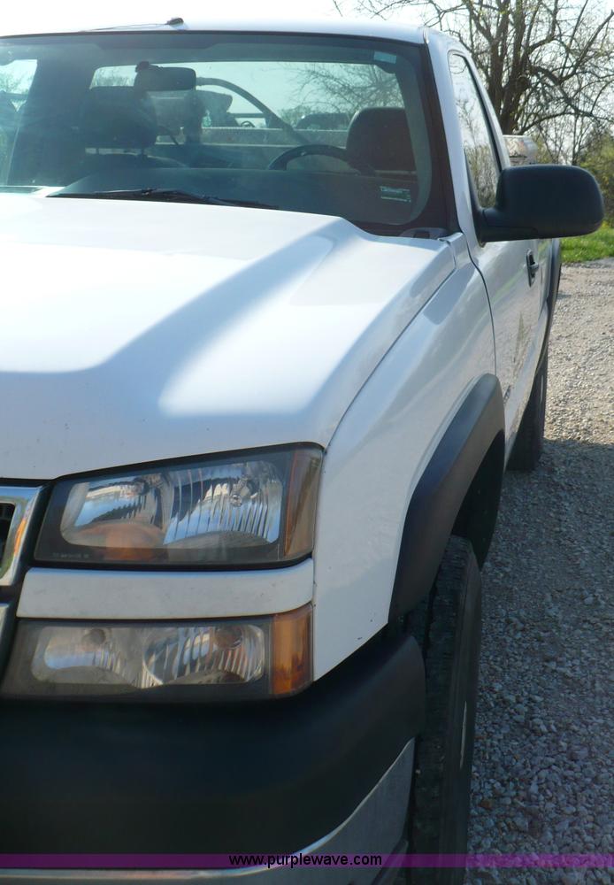image for item B6332 2005 Chevrolet Silverado C2500HD pickup truck