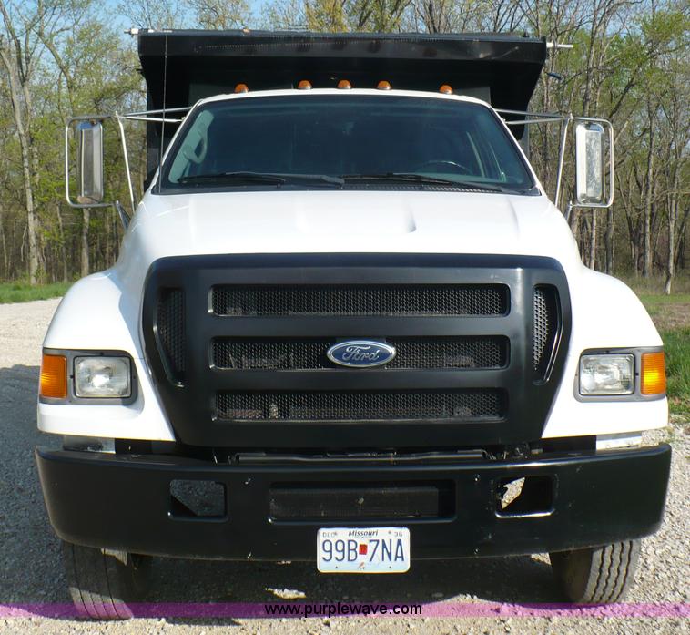 image for item B6339 2004 Ford F650 XL Super Duty dump truck