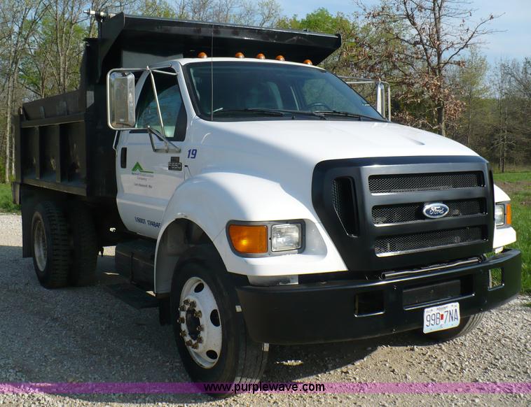 image for item B6339 2004 Ford F650 XL Super Duty dump truck