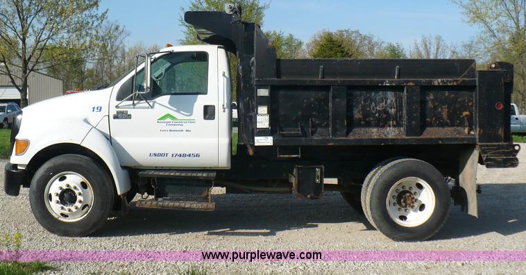image for item B6339 2004 Ford F650 XL Super Duty dump truck