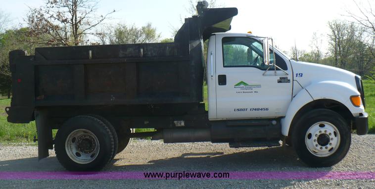 image for item B6339 2004 Ford F650 XL Super Duty dump truck