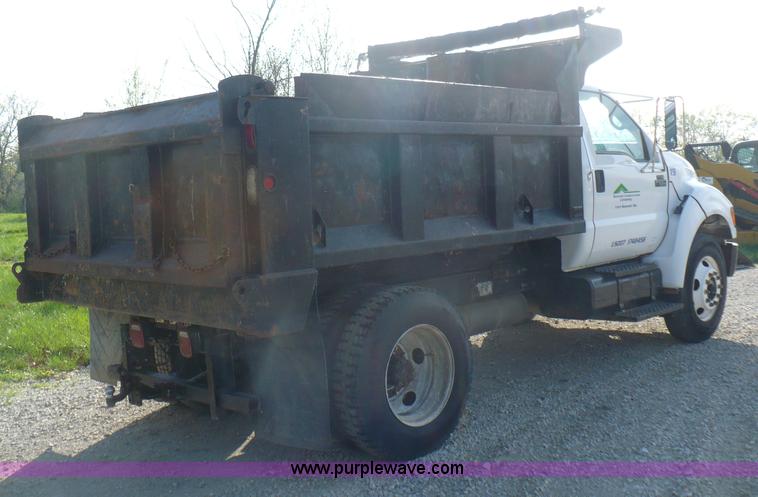 image for item B6339 2004 Ford F650 XL Super Duty dump truck