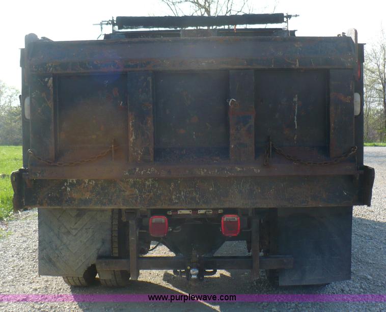 image for item B6339 2004 Ford F650 XL Super Duty dump truck