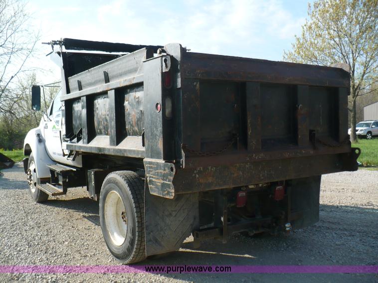image for item B6339 2004 Ford F650 XL Super Duty dump truck