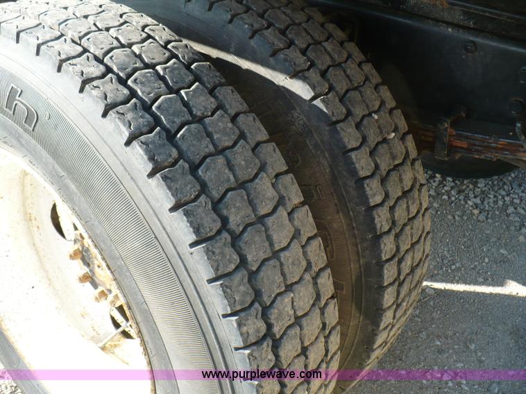 image for item B6339 2004 Ford F650 XL Super Duty dump truck