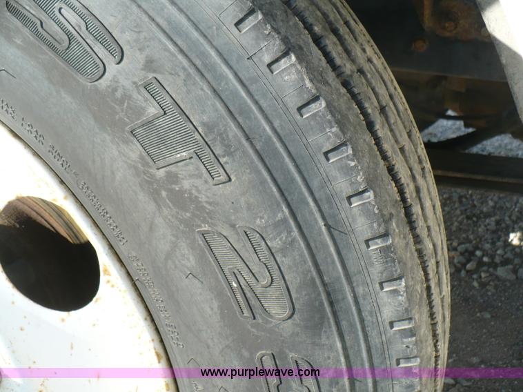 image for item B6339 2004 Ford F650 XL Super Duty dump truck