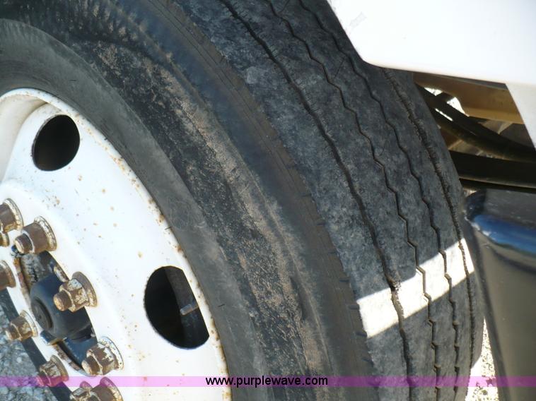 image for item B6339 2004 Ford F650 XL Super Duty dump truck