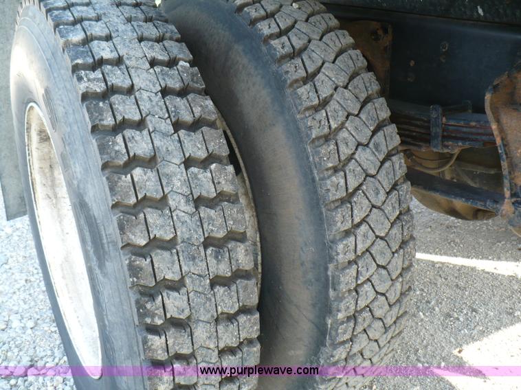 image for item B6339 2004 Ford F650 XL Super Duty dump truck