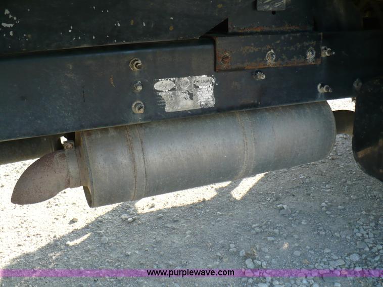 image for item B6339 2004 Ford F650 XL Super Duty dump truck