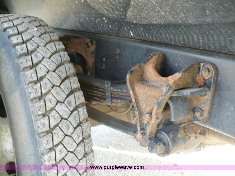 image for item B6339 2004 Ford F650 XL Super Duty dump truck