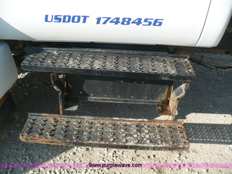 image for item B6339 2004 Ford F650 XL Super Duty dump truck