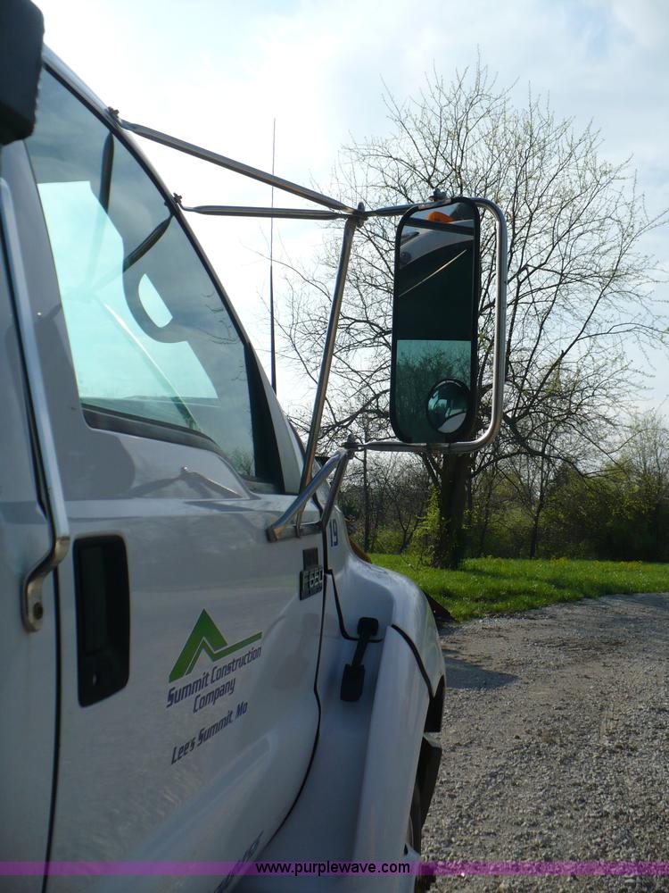 image for item B6339 2004 Ford F650 XL Super Duty dump truck