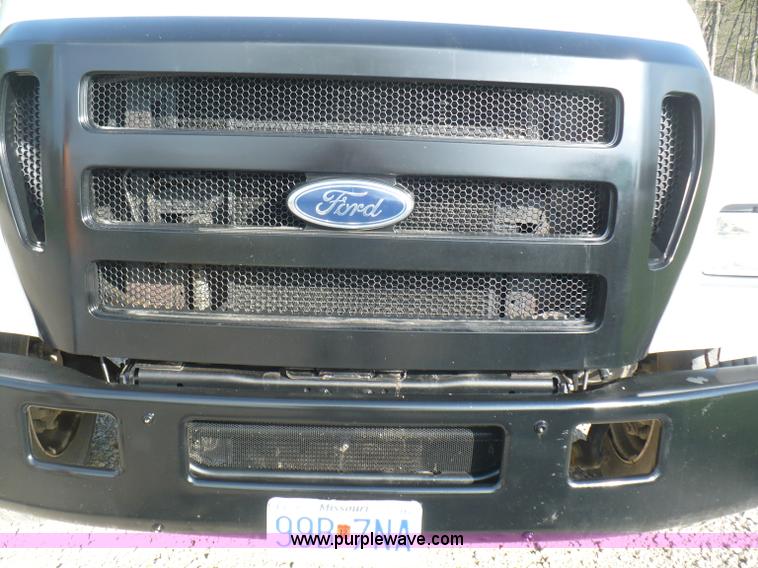 image for item B6339 2004 Ford F650 XL Super Duty dump truck