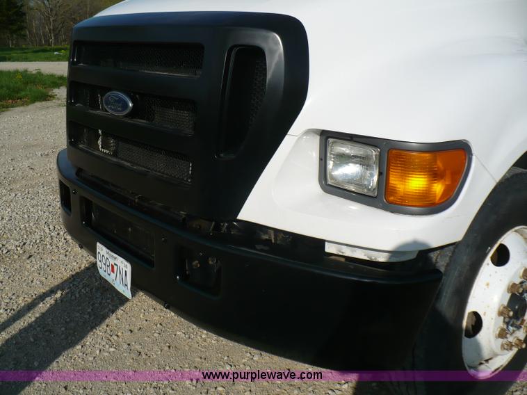 image for item B6339 2004 Ford F650 XL Super Duty dump truck