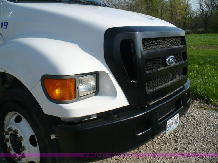 image for item B6339 2004 Ford F650 XL Super Duty dump truck