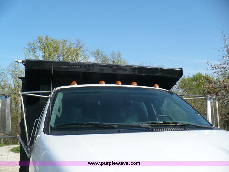 image for item B6339 2004 Ford F650 XL Super Duty dump truck