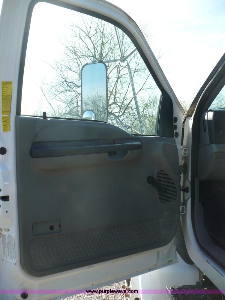 image for item B6339 2004 Ford F650 XL Super Duty dump truck