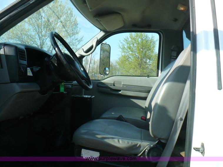 image for item B6339 2004 Ford F650 XL Super Duty dump truck