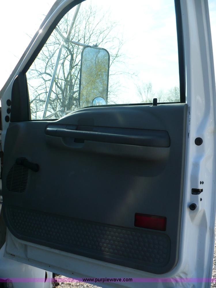 image for item B6339 2004 Ford F650 XL Super Duty dump truck