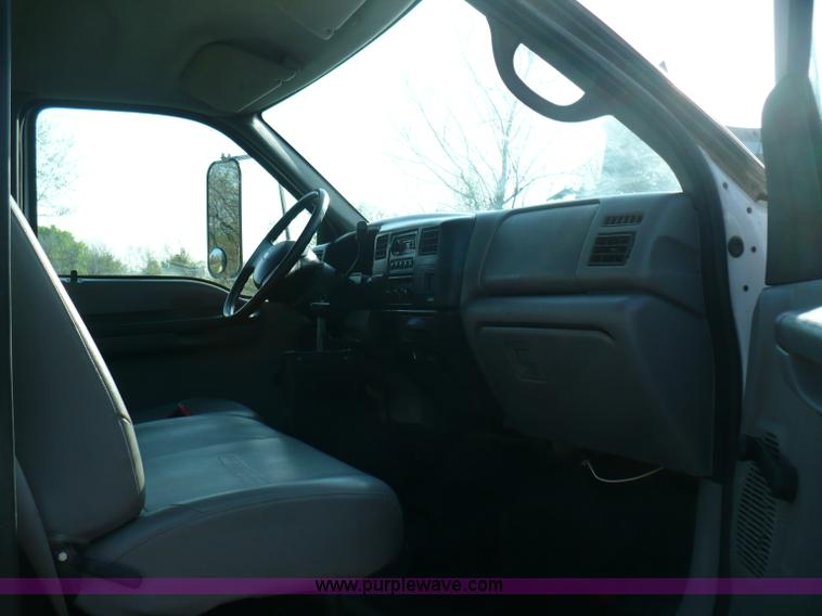 image for item B6339 2004 Ford F650 XL Super Duty dump truck