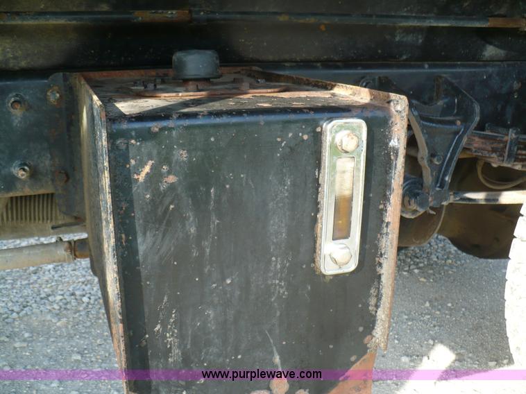 image for item B6339 2004 Ford F650 XL Super Duty dump truck