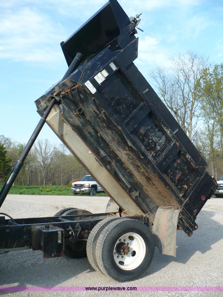image for item B6339 2004 Ford F650 XL Super Duty dump truck
