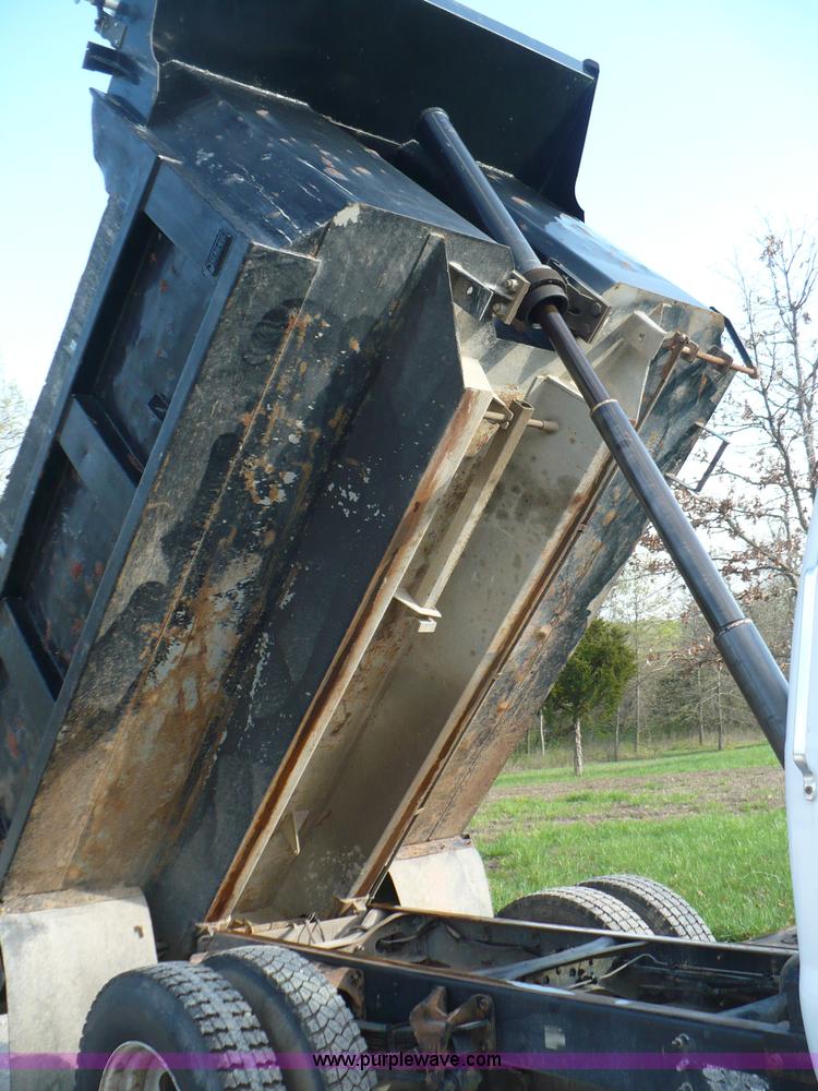 image for item B6339 2004 Ford F650 XL Super Duty dump truck