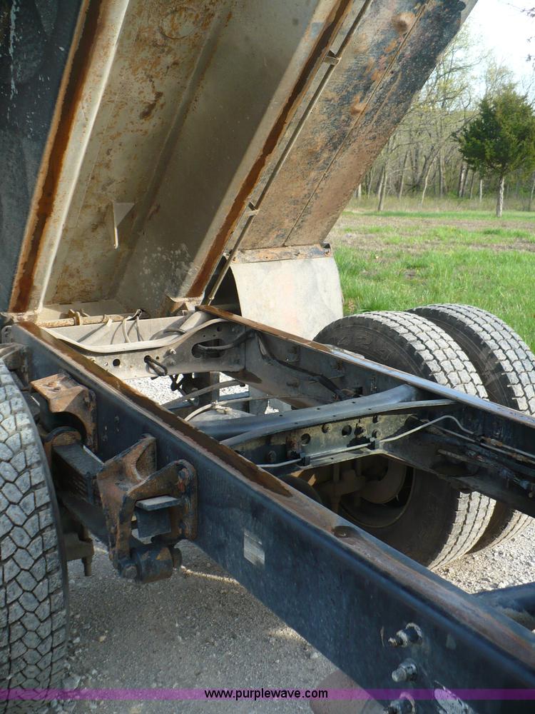 image for item B6339 2004 Ford F650 XL Super Duty dump truck