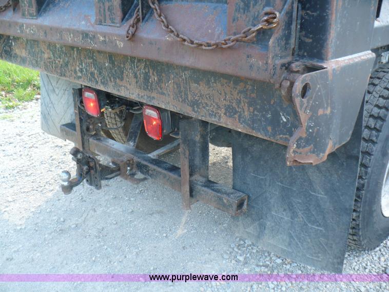 image for item B6339 2004 Ford F650 XL Super Duty dump truck