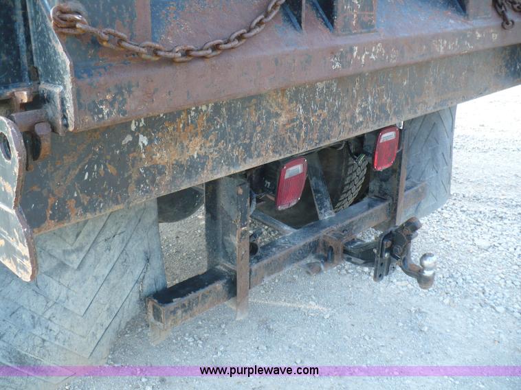 image for item B6339 2004 Ford F650 XL Super Duty dump truck