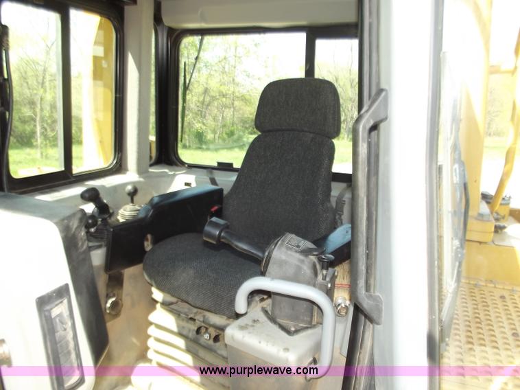 image for item B6342 2004 Caterpillar D6R XL Series II dozer