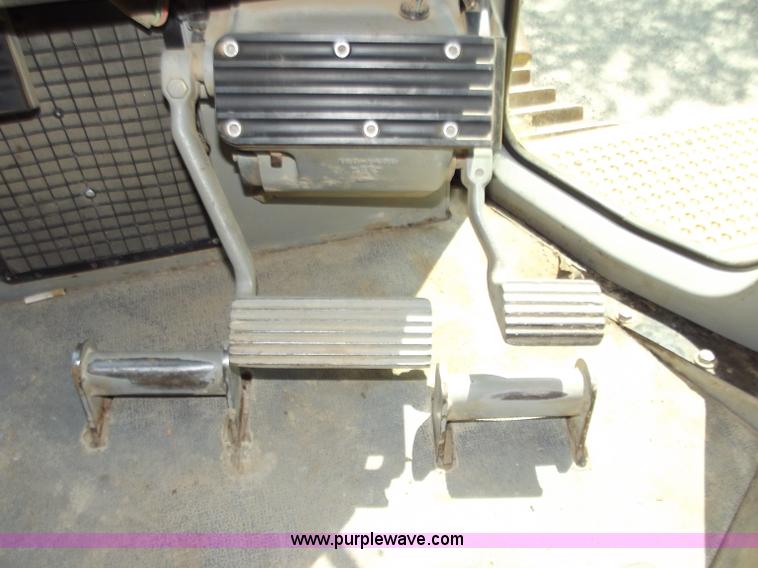 image for item B6342 2004 Caterpillar D6R XL Series II dozer