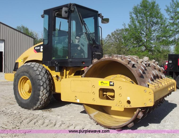 image for item B6343 2007 Caterpillar CS563E smooth drum roller with padfoot kit