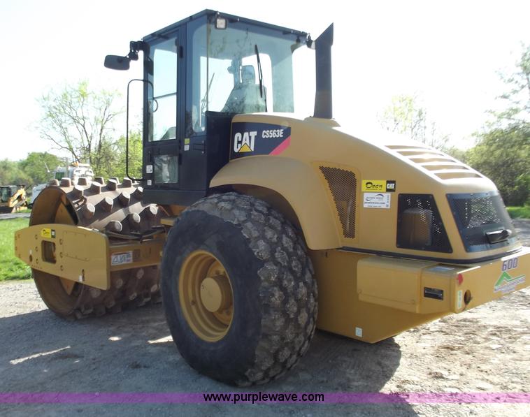 image for item B6343 2007 Caterpillar CS563E smooth drum roller with padfoot kit