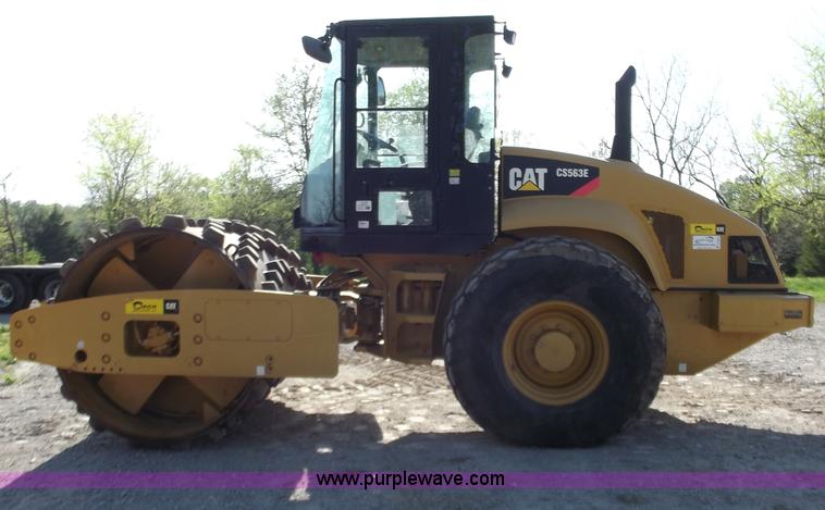 image for item B6343 2007 Caterpillar CS563E smooth drum roller with padfoot kit