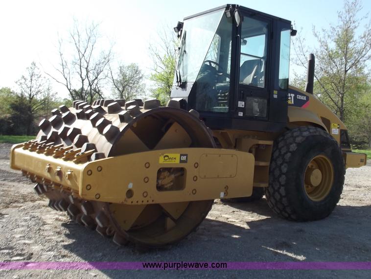 image for item B6343 2007 Caterpillar CS563E smooth drum roller with padfoot kit