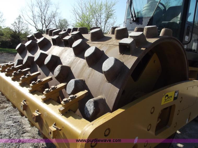 image for item B6343 2007 Caterpillar CS563E smooth drum roller with padfoot kit