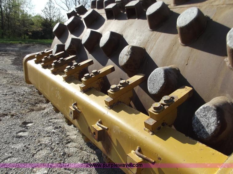 image for item B6343 2007 Caterpillar CS563E smooth drum roller with padfoot kit