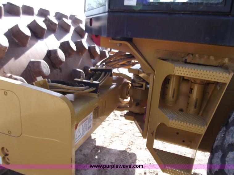 image for item B6343 2007 Caterpillar CS563E smooth drum roller with padfoot kit