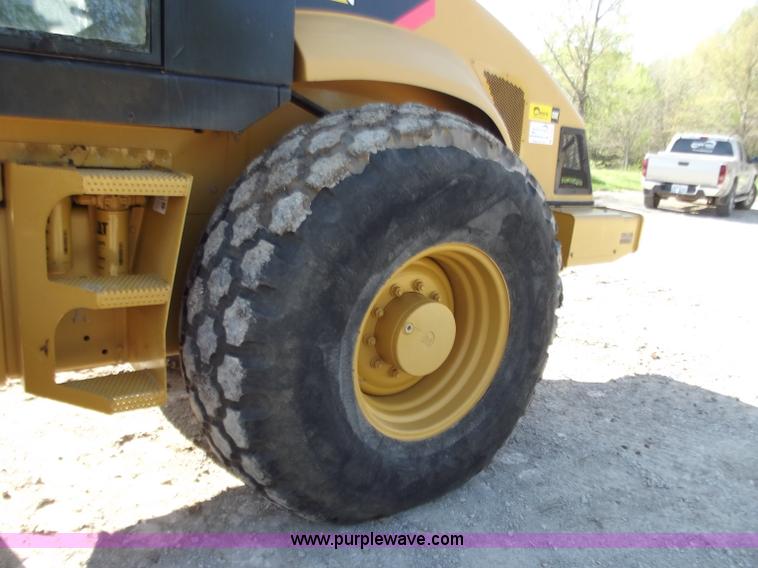 image for item B6343 2007 Caterpillar CS563E smooth drum roller with padfoot kit
