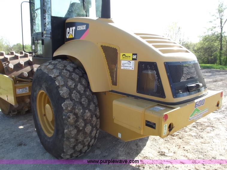 image for item B6343 2007 Caterpillar CS563E smooth drum roller with padfoot kit