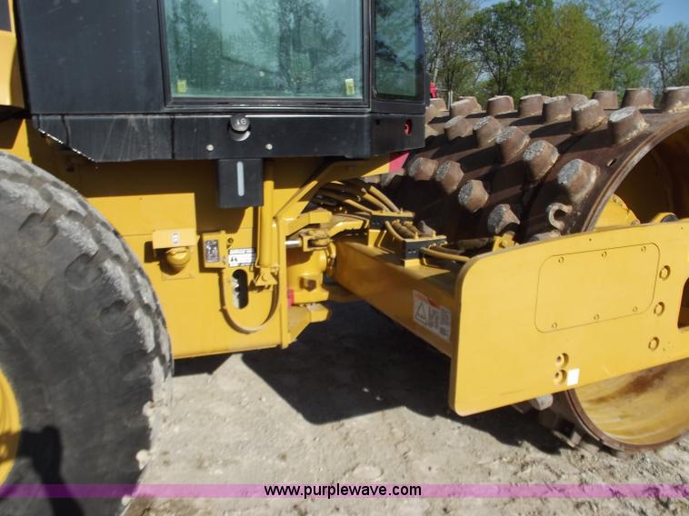 image for item B6343 2007 Caterpillar CS563E smooth drum roller with padfoot kit