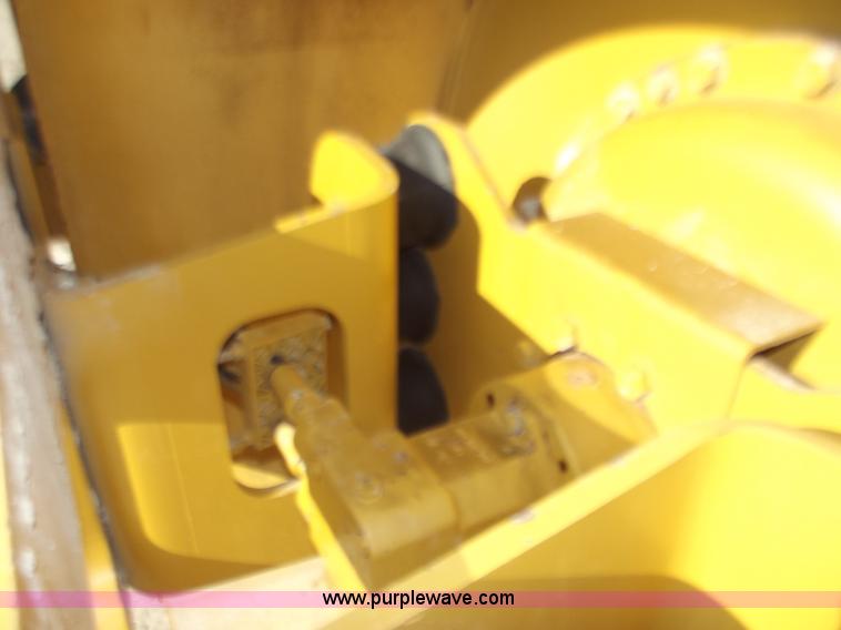 image for item B6343 2007 Caterpillar CS563E smooth drum roller with padfoot kit