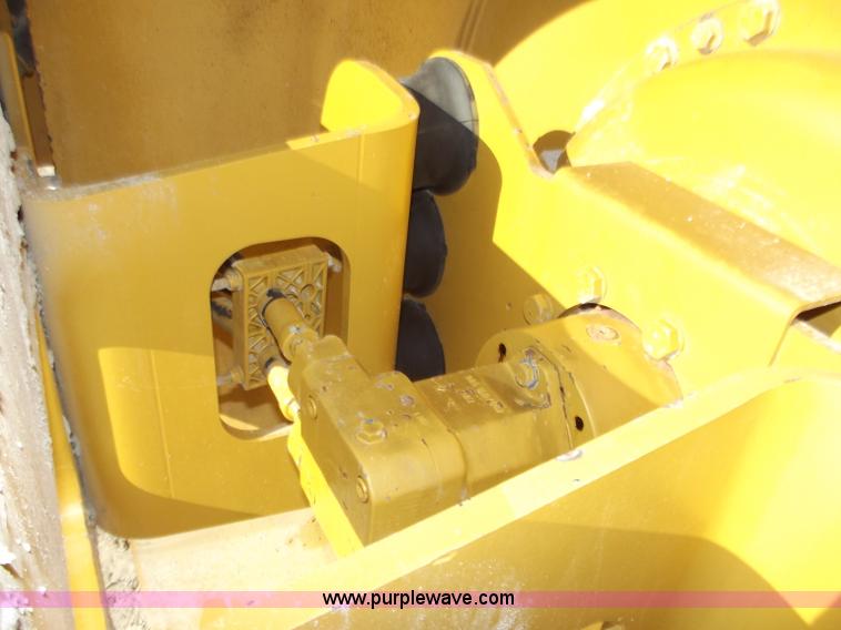 image for item B6343 2007 Caterpillar CS563E smooth drum roller with padfoot kit