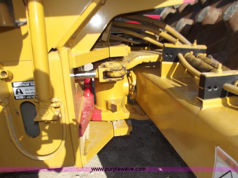 image for item B6343 2007 Caterpillar CS563E smooth drum roller with padfoot kit