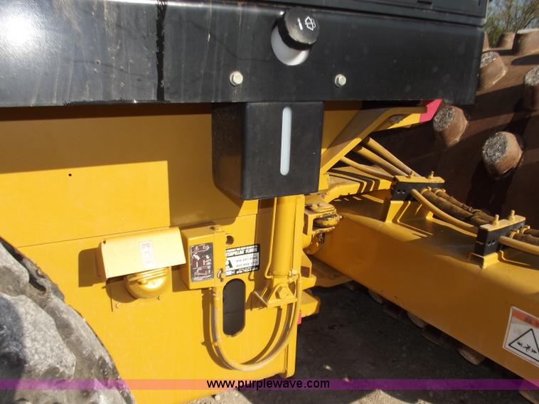 image for item B6343 2007 Caterpillar CS563E smooth drum roller with padfoot kit