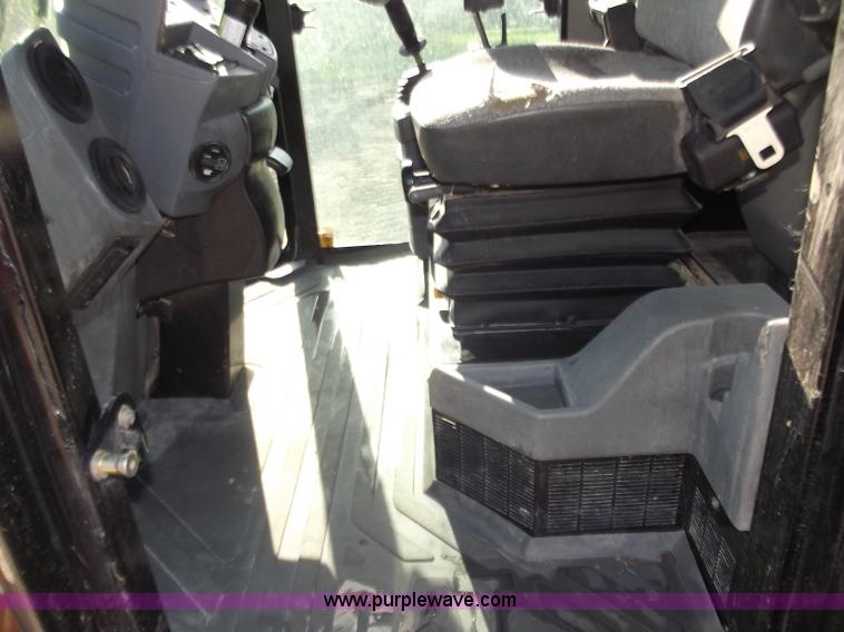 image for item B6343 2007 Caterpillar CS563E smooth drum roller with padfoot kit