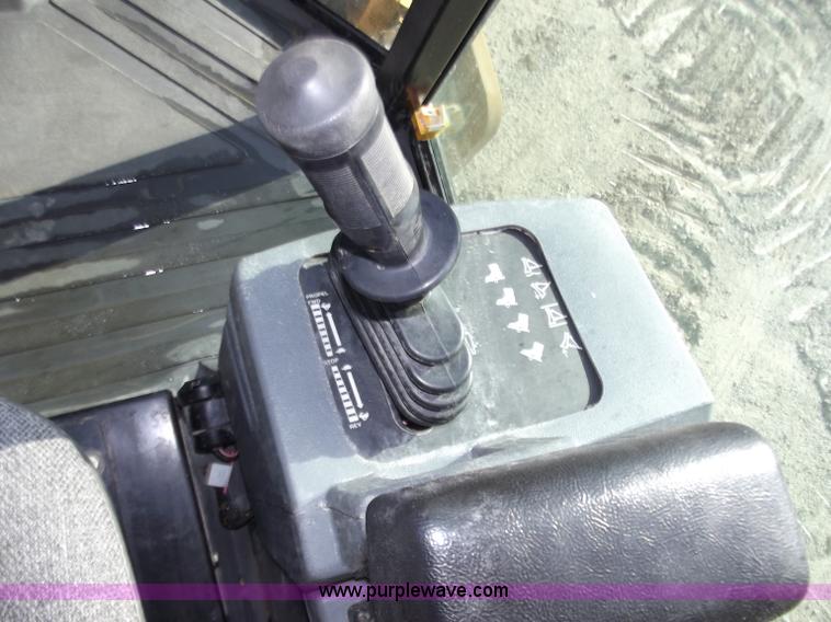 image for item B6343 2007 Caterpillar CS563E smooth drum roller with padfoot kit