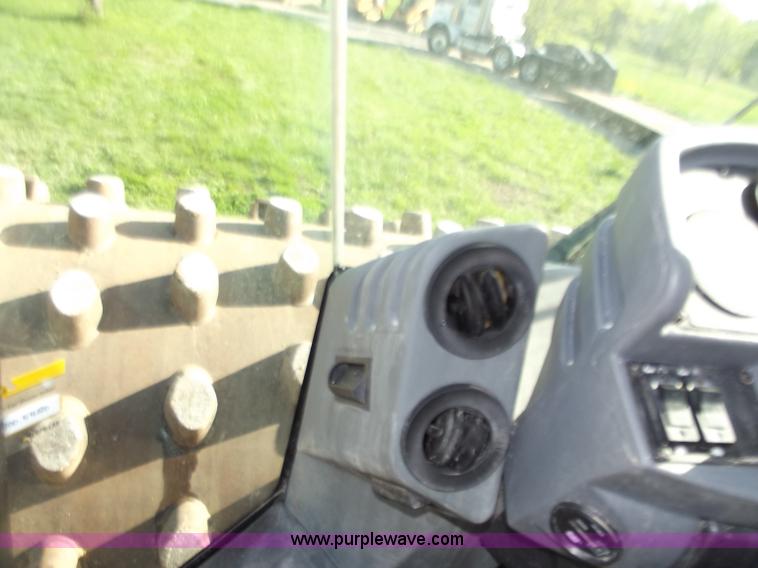 image for item B6343 2007 Caterpillar CS563E smooth drum roller with padfoot kit