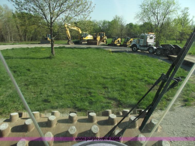 image for item B6343 2007 Caterpillar CS563E smooth drum roller with padfoot kit